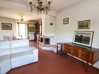 Appartamento in Vendita a Lucca, zona Santa Maria a Colle, 219'000€, 180 m², arredato