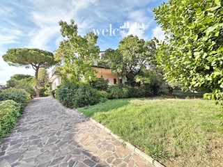 Villa in Vendita a Campi Bisenzio, 750'000€, 422 m², con Box