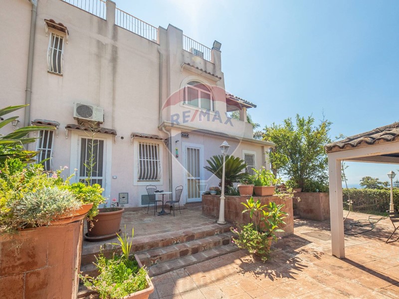 Villa in Vendita a Aci Castello, 598'000€, 380 m²