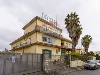 Immobile commerciale in Affitto a Aci Sant'Antonio, 3'000€, 350 m²