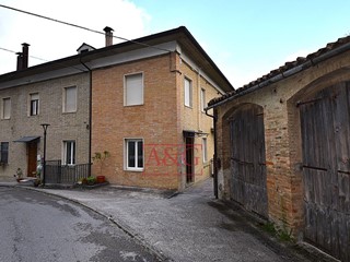 Quadrilocale in Vendita a Amandola, 50'000€, 60 m²