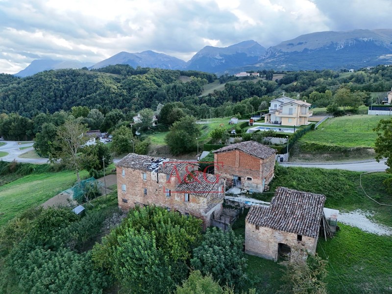 Rustico in Vendita a Amandola, 290'000€, 610 m²