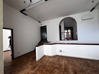 Immobile commerciale in Vendita a Terranuova Bracciolini, 139'000€, 111 m²