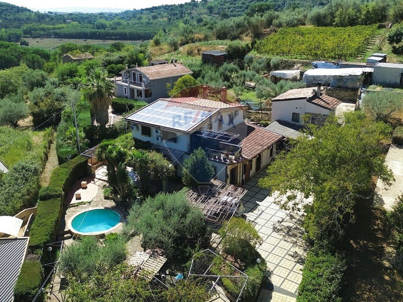 Villa in Vendita a Piazza Armerina, 295'000€, 300 m²