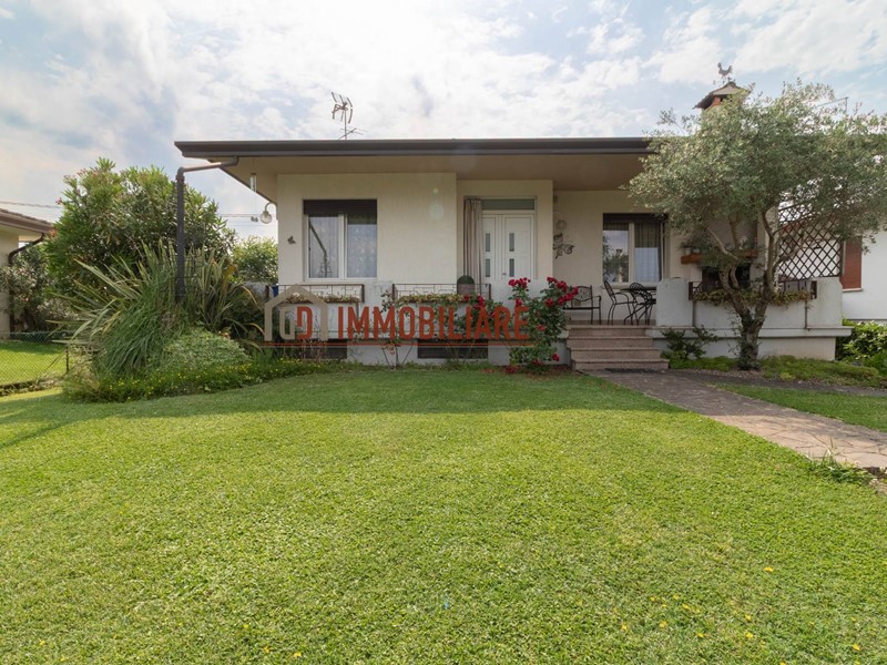 Villa in Vendita a Crocetta del Montello, 295'000€, 220 m²