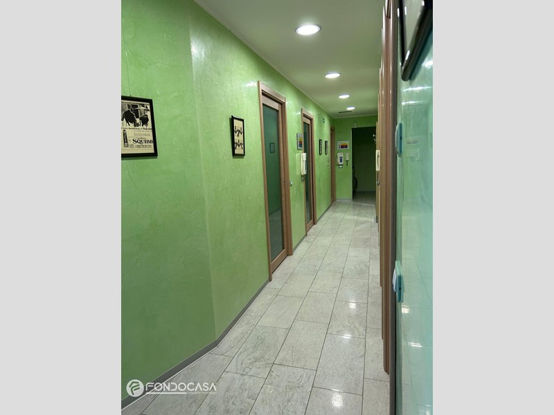 Ufficio in Vendita a Cantù, 300'000€, 180 m²