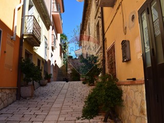 Appartamento in Vendita a Castelpagano, 79'000€, 249 m²