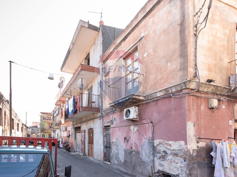 Casa Indipendente in Vendita a Catania, 95'000&euro;, 180 m²