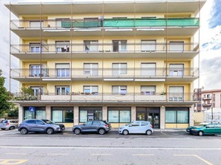 Immobile commerciale in Affitto a Gazzada Schianno, 2'500&euro;, 320 m²