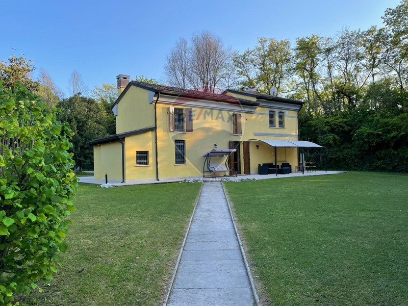Villa in Vendita a Mantova, 480'000&euro;, 228 m²