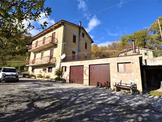 Appartamento in Vendita a Montemonaco, 60'000€, 130 m²