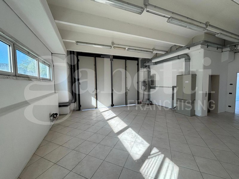 Ufficio in Vendita a Villorba, 350'000€, 1200 m²