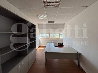 Ufficio in Vendita a Treviso, 350'000€, 1200 m²