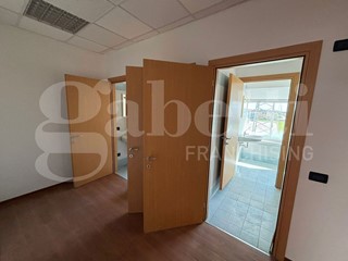 Ufficio in Affitto a Treviso, 3'500€, 1200 m²