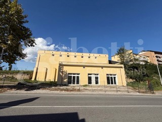 Negozio in Vendita a Orte, 800'000€, 612 m²