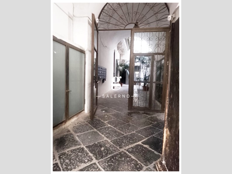 Negozio in Affitto a Salerno, 4'500€, 235 m²