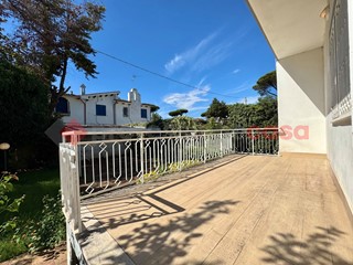 Villa bifamiliare in Vendita a Terracina, 295'000€, 140 m², arredato