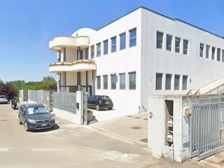Capannone in Vendita a Arezzo, 700'000€, 1800 m²