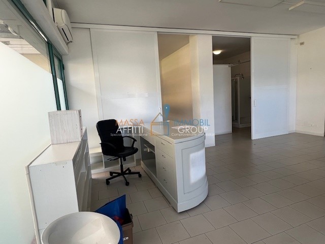 Immobile commerciale in Vendita a Massa, zona Marina Di Massa, 90'000€, 67 m²