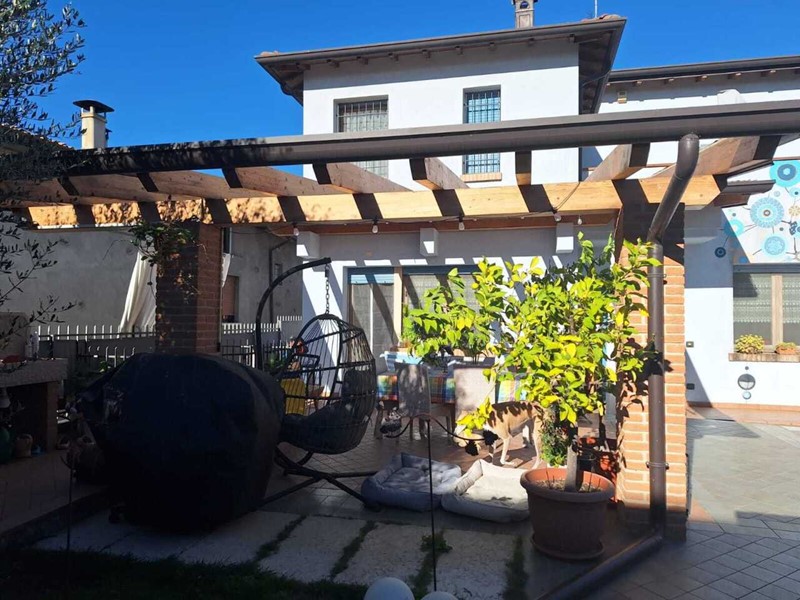 Casa Indipendente in Vendita a Bedizzole, 375'000€, 254 m²