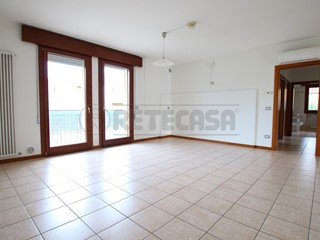 Quadrilocale in Vendita a Barbarano Mossano, 130'000&euro;, 90 m², con Box