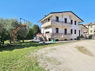 Casa Indipendente in Vendita a Montebello Vicentino, 360'000€, 475 m², con Box