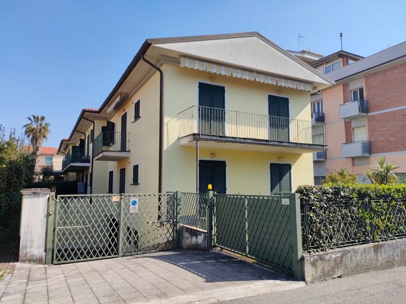 Quadrilocale in Affitto a Massa, zona Marina di Massa, 70 m², arredato