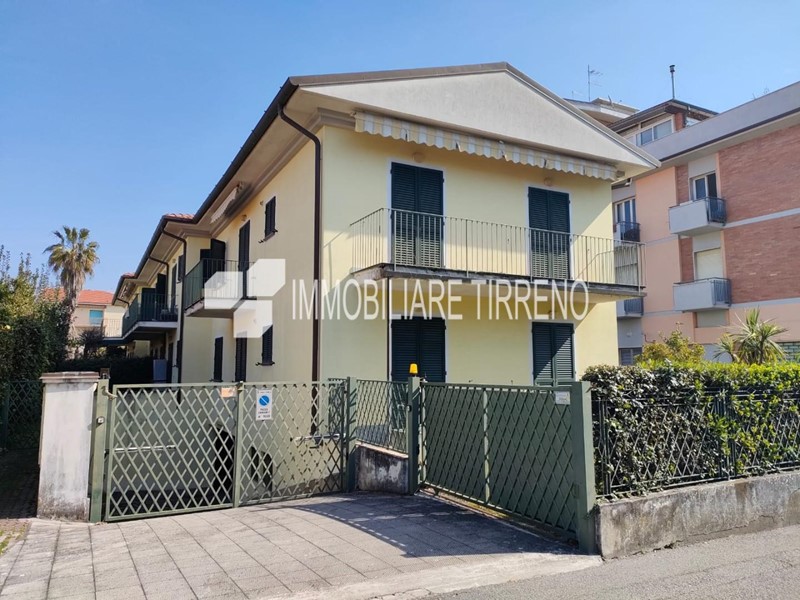 Quadrilocale in Affitto a Massa, zona Marina di Massa, 70 m², arredato