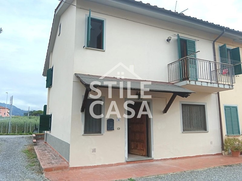Casa Indipendente in Vendita a Pescia, zona Alberghi, 206'000€, 120 m²