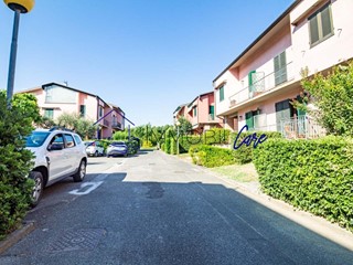 Villa bifamiliare in Vendita a Vicopisano, 335'000€, 222 m², con Box