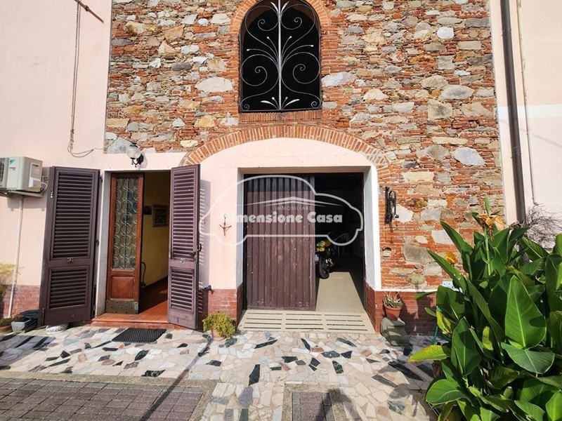 Casa Indipendente in Vendita a Lucca, zona Antraccoli, 165'000&euro;, 174 m²