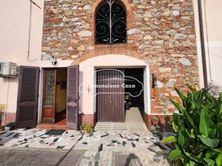 Casa Indipendente in Vendita a Lucca, zona Antraccoli, 165'000&euro;, 174 m²