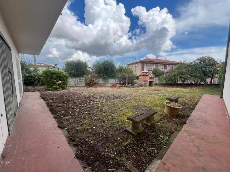 Villa bifamiliare in Vendita a Calcinaia, zona Fornacette, 219'000€, 110 m², con Box