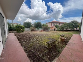 Villa bifamiliare in Vendita a Calcinaia, zona Fornacette, 219'000€, 110 m², con Box