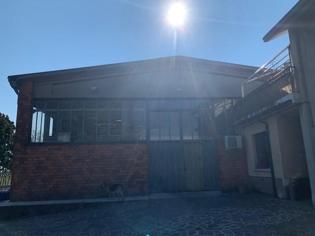 Capannone in Vendita a Cornate d'Adda, 54'900€, 810 m²