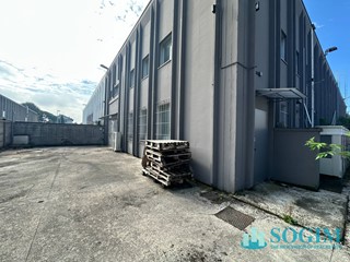 Capannone in Vendita a Peschiera Borromeo, 2'000'000€, 3000 m²