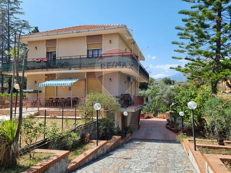 Villa in Vendita a Mascalucia, 240'000€, 200 m²