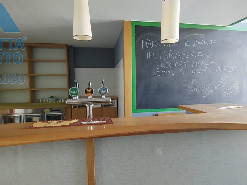 Negozio in Affitto a Chivasso, 2'300€, 125 m²