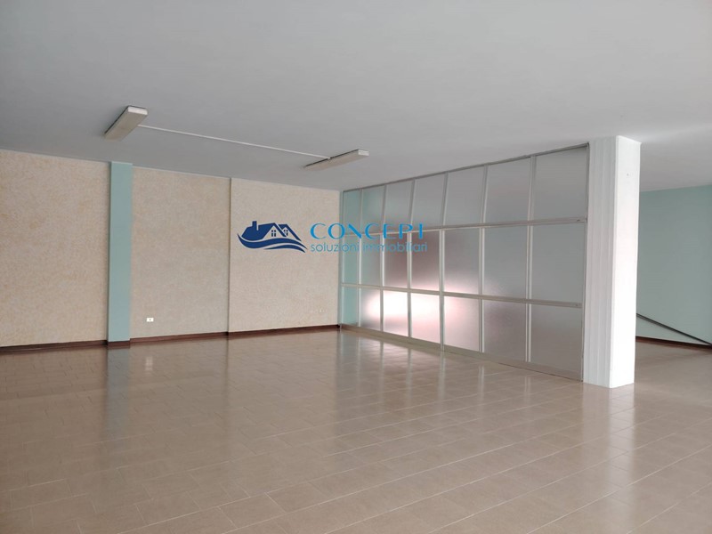 Immobile commerciale in Vendita a Martinsicuro, 75'000€, 153 m²