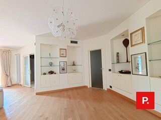 Appartamento in Vendita a Caserta, 600'000€, 200 m²