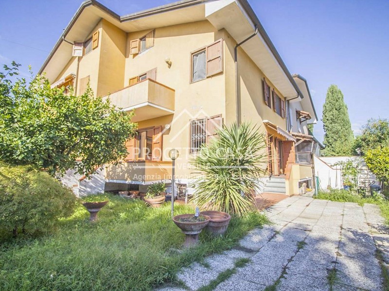 Casa Indipendente in Vendita a Massarosa, 295'000€, 200 m²