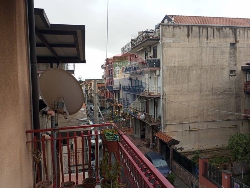 Appartamento in Vendita a Catania, 80'000&euro;, 88 m², con Box