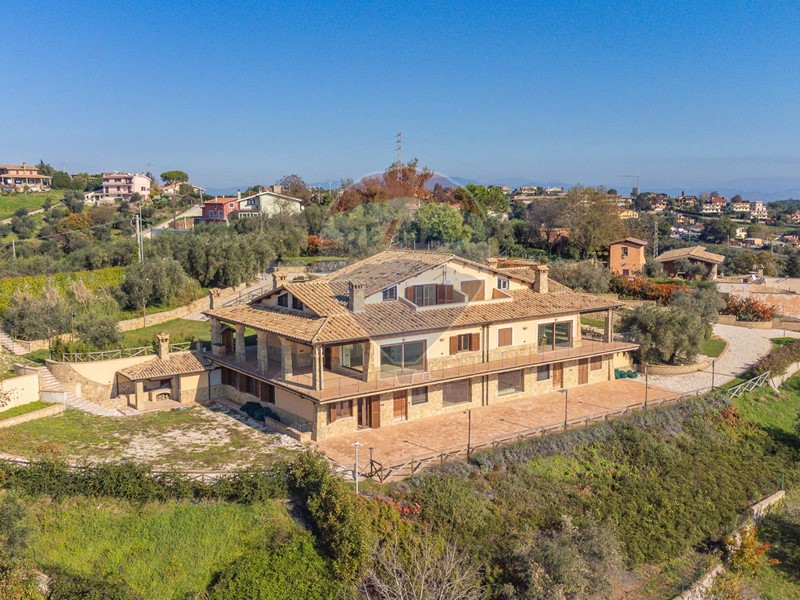 Villa in Vendita a Castelnuovo di Porto, 1'380'000&euro;, 1300 m²