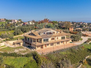 Villa in Vendita a Castelnuovo di Porto, 1'380'000€, 1300 m²