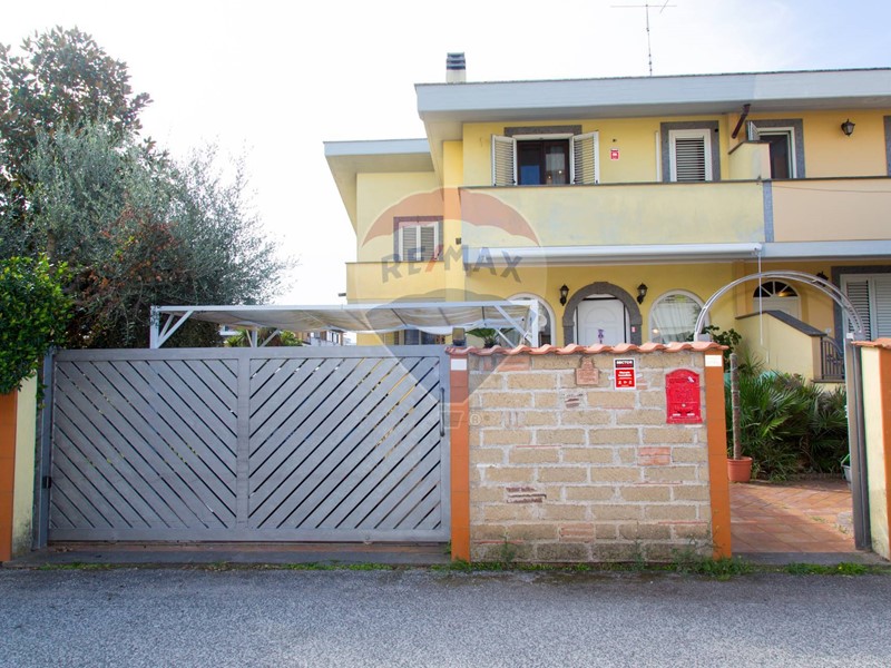 Casa Semi Indipendente in Vendita a Anzio, 270'000€, 165 m²