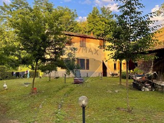 Villa in Vendita a Barga, 157'000&euro;, 145 m², con Box