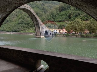 Immobile commerciale in Vendita a Borgo a Mozzano, 380'000&euro;, 239 m²