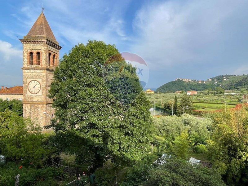 Villa in Vendita a Capannori, 530'000€, 375 m²