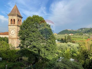 Villa in Vendita a Capannori, 530'000€, 375 m²