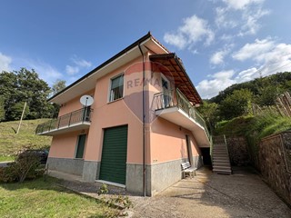 Casa Indipendente in Vendita a Varese Ligure, 179'000€, 230 m²